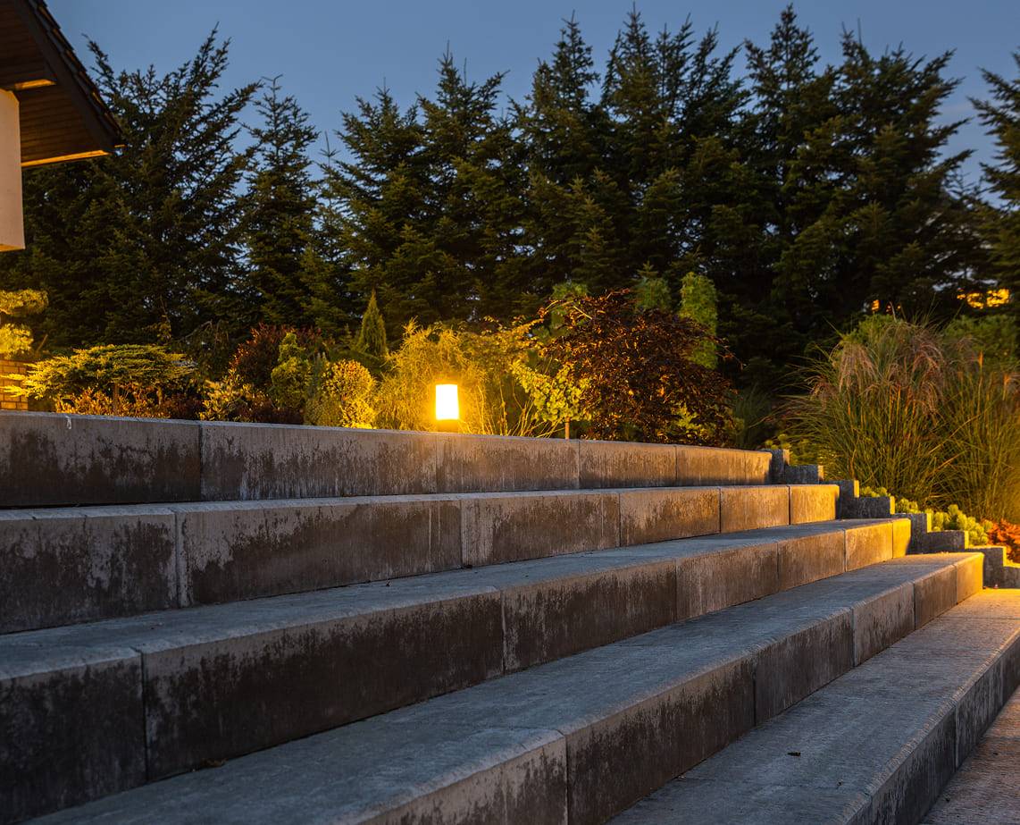 Escalier de pierre extérieur éclairé le soir par des luminaires encastrés